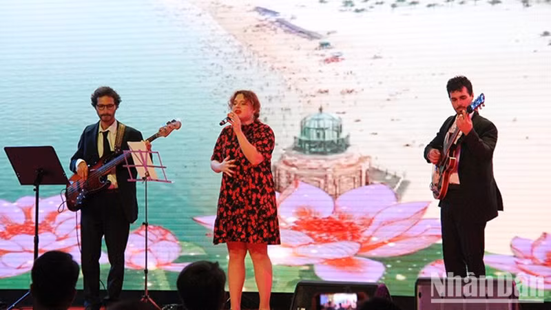 Итальянская певица исполняет песню «Привет, Вьетнам» на фестивале. Фото: Кхай Хоан Итальянская певица исполняет песню «Привет, Вьетнам» на фестивале. Фото: Кхай Хоан