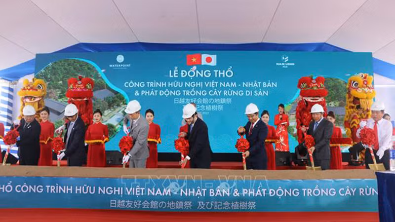 Делегаты проводят церемонию закладки первого камня Дома вьетнамско-японской дружбы. Фото: ВИА