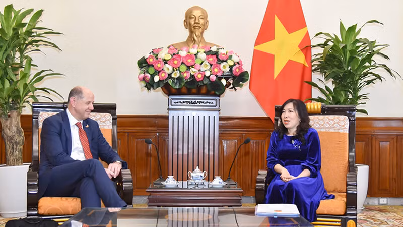 Замминистра иностранных дел Ле Тхи Тху Ханг и Постоянный замминистра иностранных дел и по делам Содружества и развития Великобритании Филип Бартон. Фото: dangcongsan.vn 