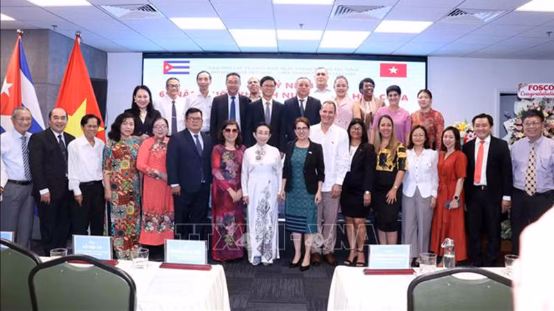 Делегаты фотографируются на память на встрече. Фото: ВИА