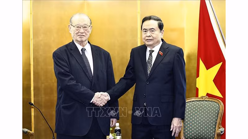 Председатель НС Чан Тхань Ман и Исполнительный председатель FEC Мацудзава Кен. Фото: ВИА