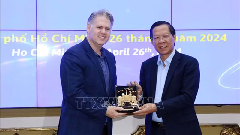 Председатель Народного комитета г. Хошимина Фан Ван Май (справа) вручает подарок вице-президенту NVIDIA Киту Страйеру. Фото: ВИА