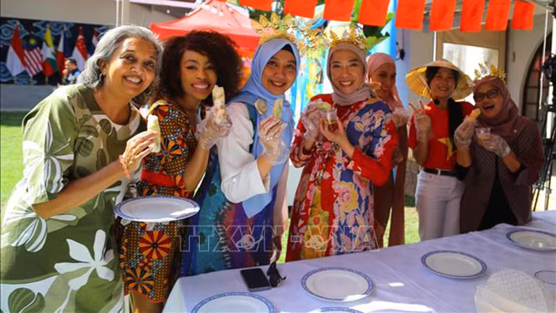 Гости с восторгом показывают свои роллы, скрученные вручную. Фото: ВИА