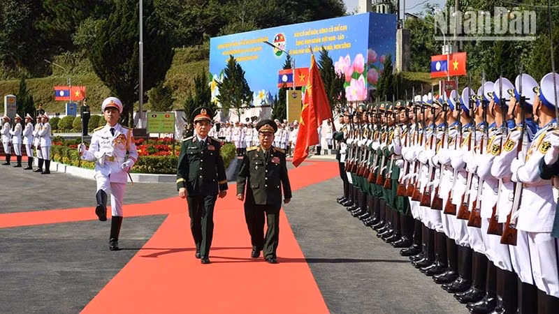 Генерал армии Фан Ван Жанг и генерал армии Тянсамон Тяннялат обходят строй почетного караула.