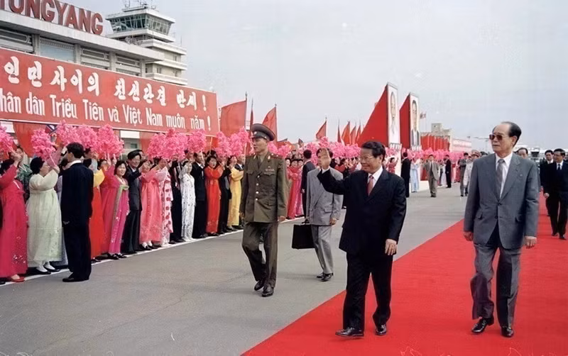 Жители Пхеньяна тепло приветствуют Президента Чан Дык Лыонга во время его официального визита в КНДР на церемонии встречи в международном аэропорту Сунан (Пхеньян), 2 мая 2002 года. Фото: ВИA Жители Пхеньяна тепло приветствуют Президента Чан Дык Лыонга во время его официального визита в КНДР на церемонии встречи в международном аэропорту Сунан (Пхеньян), 2 мая 2002 года. Фото: ВИA