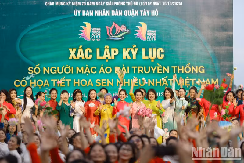 В мероприятии приняли участие вьетнамские женщины всех возрастов в красочных платьях «аозай» с узором лотоса. Фото: Тхэ Дай