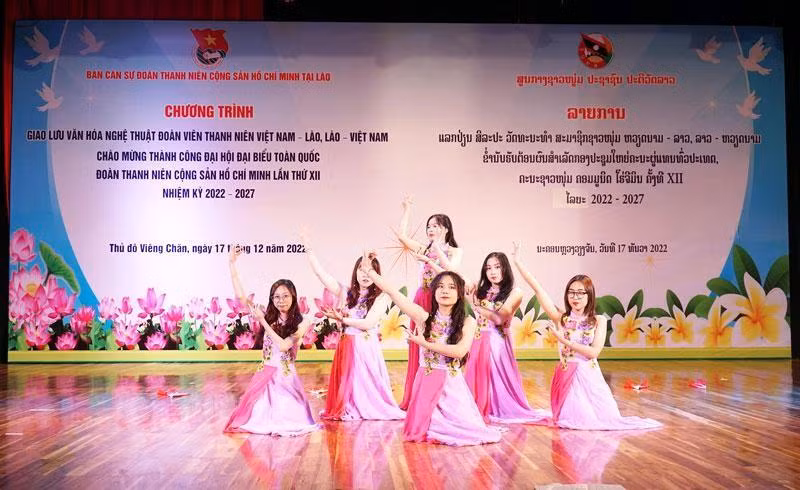 Художественный номер, исполненный членами вьетнамского комсомола в Лаосе. Фото: Хай Тиен