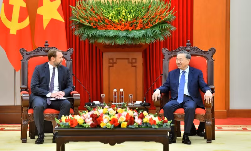 Генеральный секретарь ЦК КПВ То Лам и Председатель американской корпорации «Pacifico Energy» Нейт Франклин. Фото: Данг Кхоа