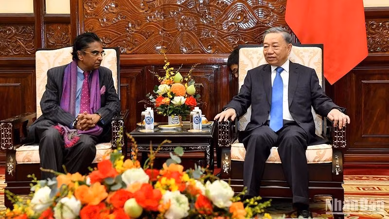 Генеральный секретарь ЦК КПВ, Президент Вьетнама То Лам и Посол Шри-Ланки во Вьетнаме Саджива Уманга Мендис. Фото: Данг Кхоа