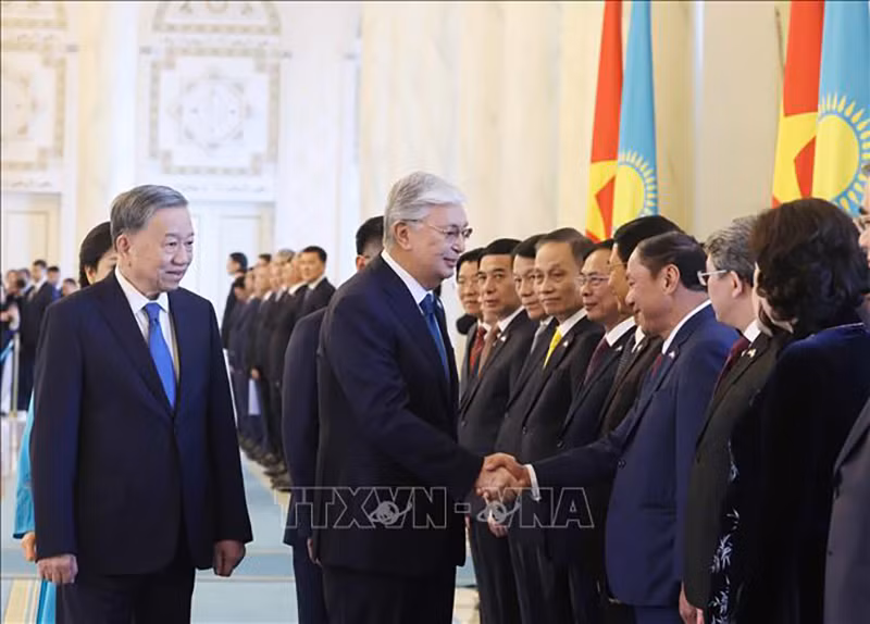 Генеральный секретарь ЦК КПВ То Лам представляет членов вьетнамской делегации Президенту Казахстана Касым-Жомарту Токаеву. Фото: ВИА
