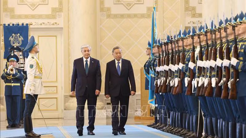 Генеральный секретарь ЦК КПВ То Лам и Президент Казахстана Касым-Жомарт Токаев обходят строй почетного караула на церемонии встречи. Фото: ВИА