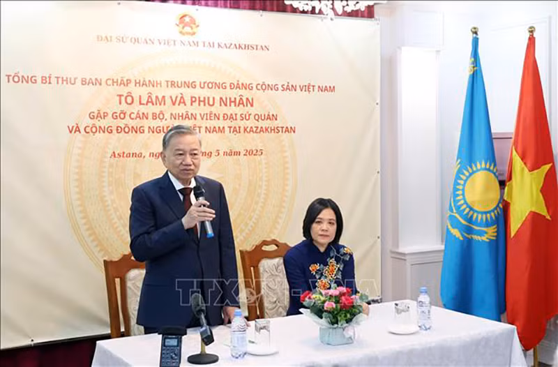 Генеральный секретарь ЦК КПВ То Лам выступает на встрече. Фото: ВИА