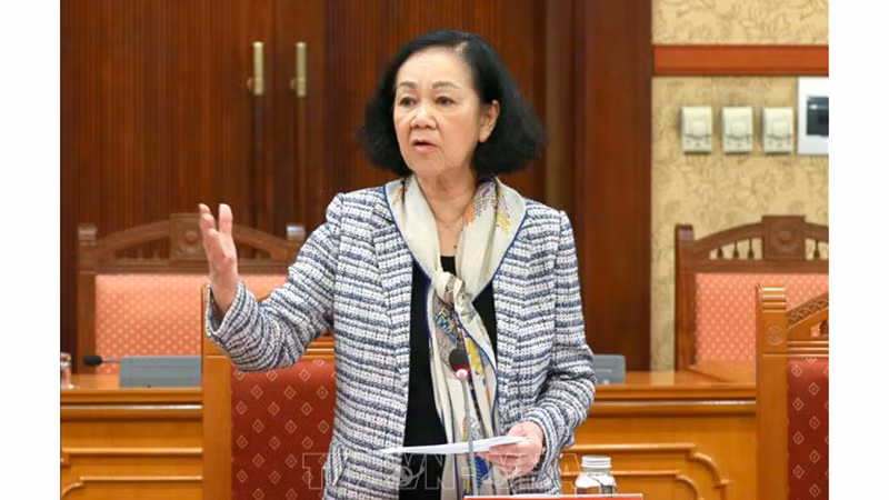 Постоянный член Секретариата ЦК КПВ Чыонг Тхи Май выступает на конференции. Фото: ВИА