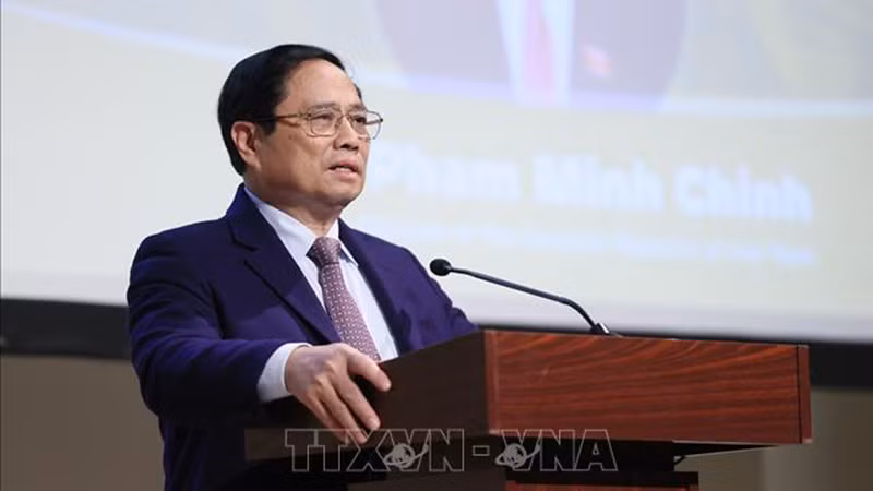 Премьер-министр Фам Минь Тьинь выступает с речью в Национальном университете государственной службы Венгрии. Фото: ВИА