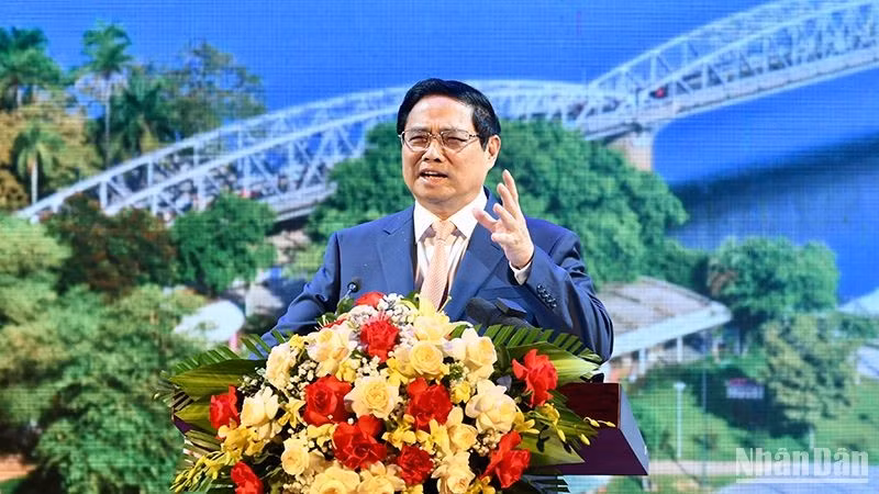 Премьер-министр Фам Минь Тьинь выступает на конференции. 