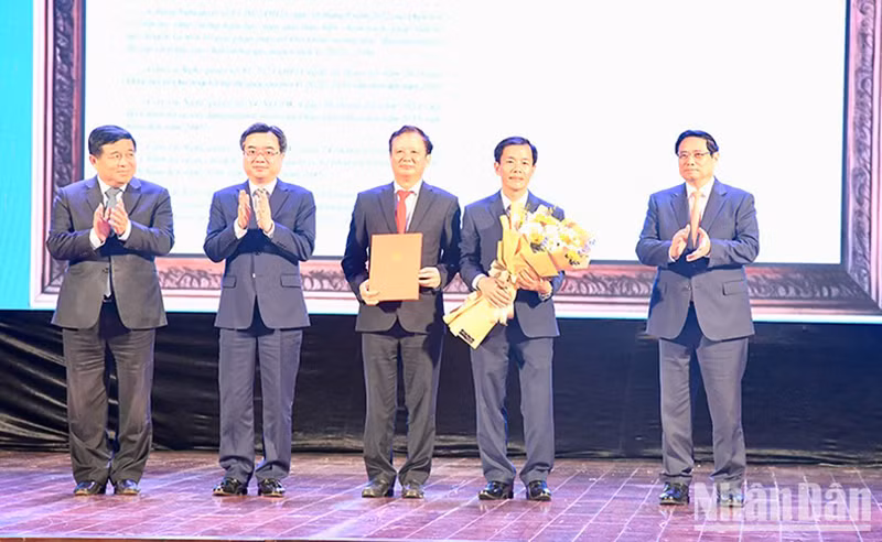 Премьер-министр Фам Минь Тьинь, Министр планирования и инвестиций, Министр строительства вручают решение Премьер-министра об утверждении плана развития руководителям провинции.