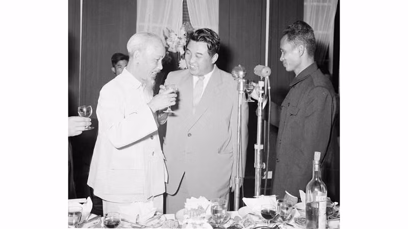 Президент Хо Ши Мин и Премьер-министр Фам Ван Донг устраивают банкет в честь Премьер-министра КНДР Ким Ир Сена во время его дружественного визита во Вьетнам, Ханой, 29 ноября 1958 года. Фото: ВИA Президент Хо Ши Мин и Премьер-министр Фам Ван Донг устраивают банкет в честь Премьер-министра КНДР Ким Ир Сена во время его дружественного визита во Вьетнам, Ханой, 29 ноября 1958 года. Фото: ВИA