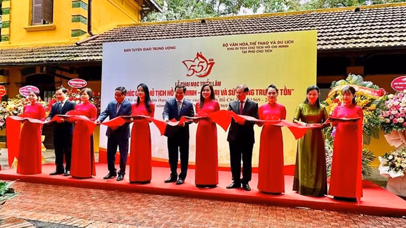 Делегаты разрезают ленту в знак открытия выставки. Фото: Линь Там