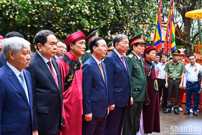 Президент Во Ван Тхыонг, руководители Партии и Государства чтят память королей Хунгов. Фото: Зюи Линь