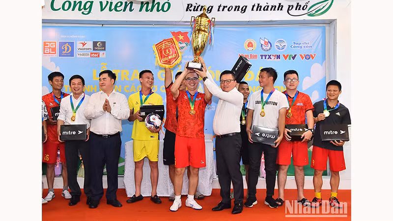 Оргкомитет вручает чемпионский кубок в группе А сборной журнала «Коммунист». 