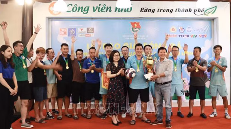 Оргкомитет вручает чемпионский кубок в группе B сборной Министерства информации и коммуникаций. Фото: ВИА