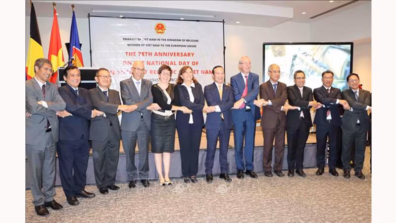 Делегаты Вьетнама и Нидерландов фотографируются на память. Фото: ВИА