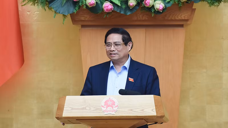 Премьер-министр Фам Минь Тьинь выступает на заседании. Фото: Чан Хай