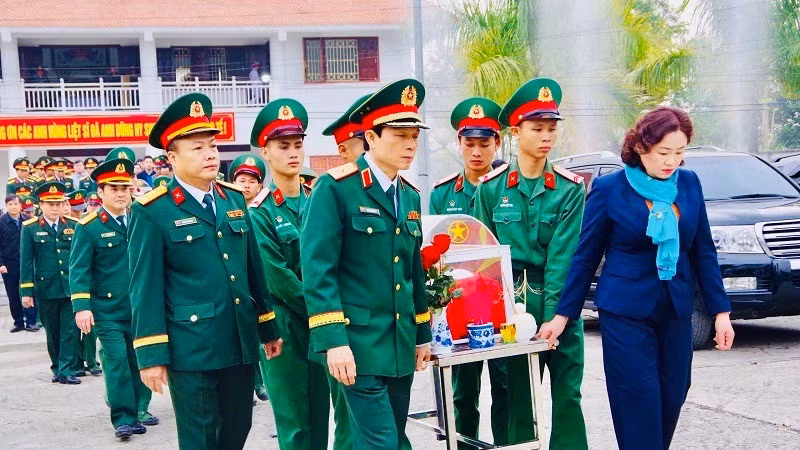 Кадровые работники, жители провинции Дьенбьен и военнослужащие вооруженных сил с уважением переносят останки вьетнамских солдат-добровольцев для похорон на кладбище Тонгкхао.