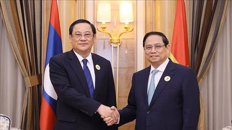 Премьер-министр Вьетнама Фам Минь Тьинь (справа) и Премьер-министр Лаоса Сонесай Сипхадон. Фото: ВИА