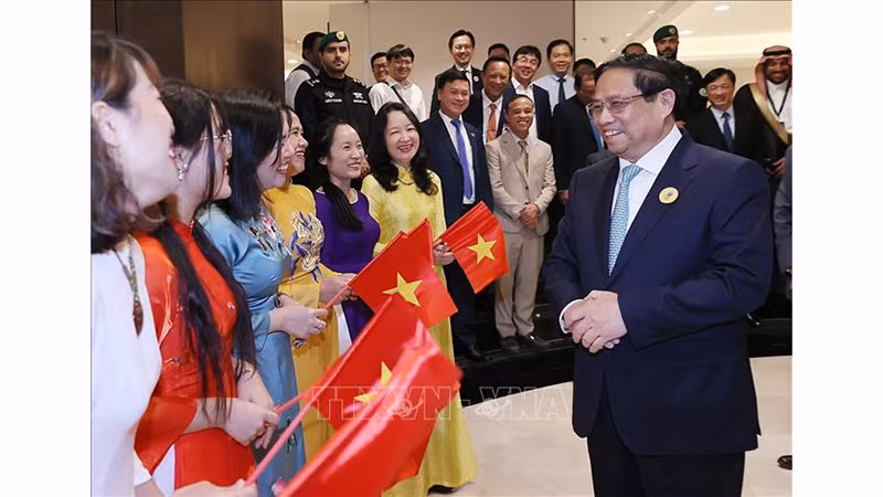 Премьер-министр Фам Минь Тьинь и представители вьетнамской диаспоры в Саудовской Аравии. Фото: ВИА