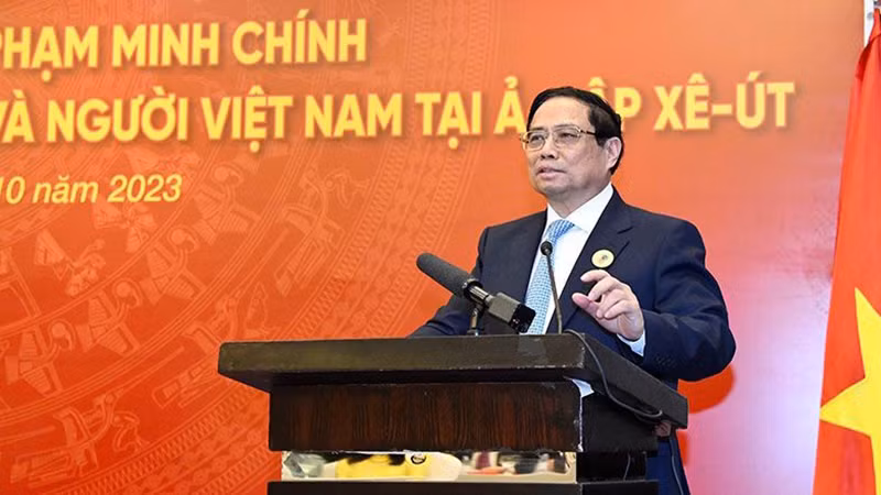 Премьер-министр Фам Минь Тьинь выступает на встрече.