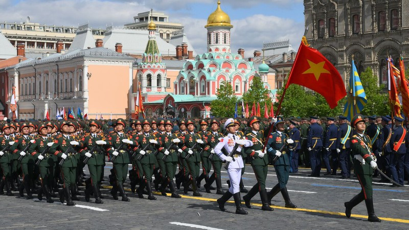 Коробка Вьетнамской народной армии проходит маршем мимо трибуны на Красной площади. Фото: РИА Новости