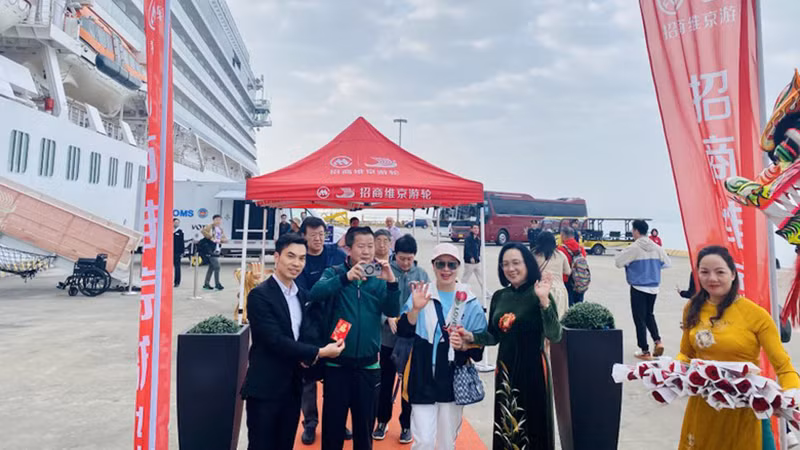 Руководители Департамента туризма Куангниня и порта Халонг приветствуют туристов морским путем в новом 2024 году. 