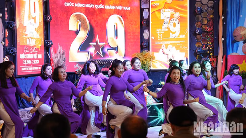 Захватывающий танец на конкурсе. Фото: Суан Хынг