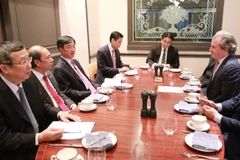 Рабочая встреча между Секретарем парткома Ханоя Нгуен Зюи Нгоком и исполнительным директором Rosen Partners Даниэлем Розеном. Фото: ВИА