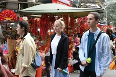 Иностранные туристы посещают Ханой. Фото: Тхант Дат