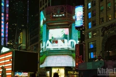 Образ Вьетнама появляется на экране Thomson Reuters на Таймс-сквер.