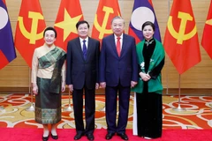 Генсекретарь То Лам и его супруга с Генсекретарём ЦК НРПЛ, Президентом Лаоса Тхонглуном Сисулитом и его супругой, 26 января 2026 года, Ханой. Фото: ВИА