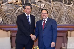 Премьер-министр Фам Минь Тьинь и Посол Японии во Вьетнаме Ито Наоки. Фото: Чан Хай