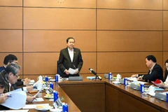 Председатель НС Чан Тхань Ман выступает на совещании. Фото: Зюи Линь