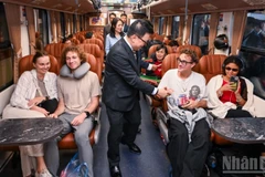 «Поезд счастья» в новогоднюю ночь – это путешествие, наполненное счастьем. Фото: Тхань Дат