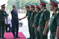 Председатель НС Чан Тхань Ман и военнослужащие 9-го военного округа.
