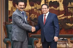Премьер-министр Фам Минь Тьинь и Посол Юсеф Ашур аль-Саббах. Фото: Чан Хай
