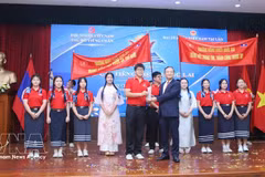 Посол Нгуен Минь Там вручает первую премию команде Специализированной школы Национального университета Лаоса. Фото: ВИА