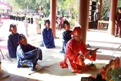 Пожилые жители воспроизводят обрядовые действия на фестивале нового риса народа Мыонг. Фото: ВИА