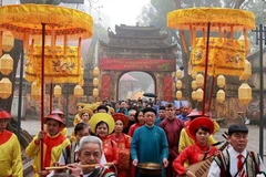 Обряд выпуска карпов в знак проводов Кухонных богов в Императорской цитадели Тханглонг. Фото: baovanhoa.vn