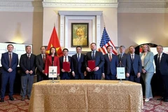 Представители акционерной компании «Нефтеперерабатывающий и нефтехимический завод Биньшон» и компании ADM Asia-Pacific Trading Pte. Ltd. вместе с делегатами на церемонии подписания меморандума о взаимопонимании. Фото: ВИА