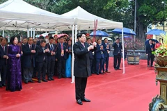 Президент Лыонг Кыонг воскуряет благовония у памятника королю Ли Тхай То. Фото: Тхюи Нгуен