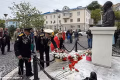 Представители Общества дружбы с Вьетнамом в Приморье возлагают цветы в память о Президенте Хо Ши Мине. Фото: ВИА