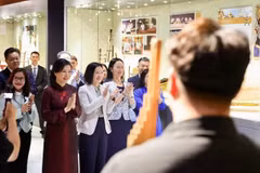 Г-жа Нго Фыонг Ли посещает Музей народной музыки Гуанси. Фото: ВИА